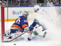 Canucks Islanders Hockey