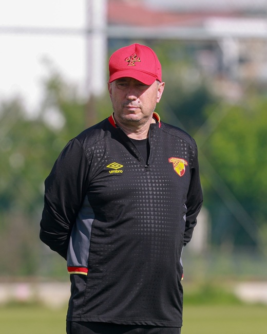 Гьозтепе на българския треньор Станимир Стоилов измъкна точка при визитата на Кайзериспор пет минути преди края и остава без загуба