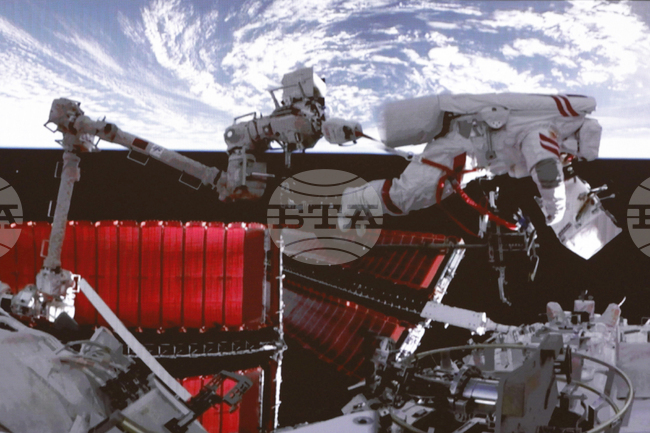 Тайконавтите на китайската космическа станция „Тянгун“ получиха доставка от Земята