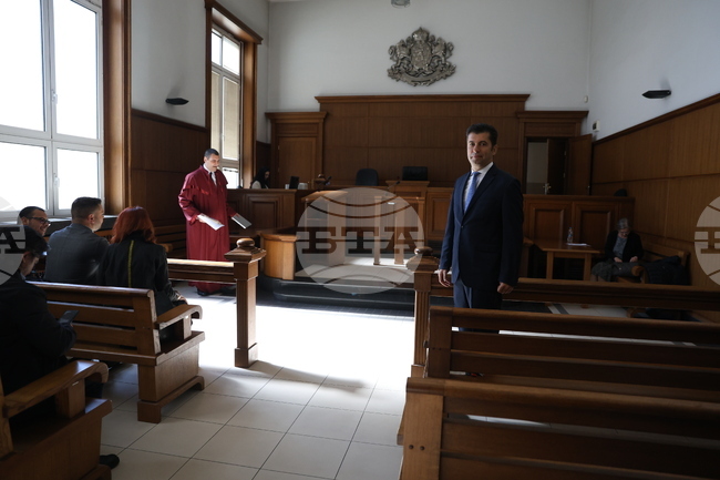 Започна разпоредителното заседание по делото срещу Кирил Петков, обвинен за длъжностни престъпления