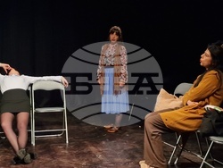 „Три за щастие“, авторски спектакъл на Ана Батева, е първата премиера на новата сцена „Спам“, снимка – Даниел Димитров/БТА