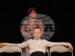 „Три за щастие“, авторски спектакъл на Ана Батева, е първата премиера на новата сцена „Спам“, снимка – Даниел Димитров/БТА