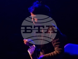 „Три за щастие“, авторски спектакъл на Ана Батева, е първата премиера на новата сцена „Спам“, снимка – Даниел Димитров/БТА