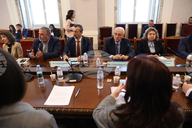 Ще увеличаваме защитата чрез включване на нови ваксини в имунизационния календар и в препоръчителните имунизации, каза министър Силви Кирилов