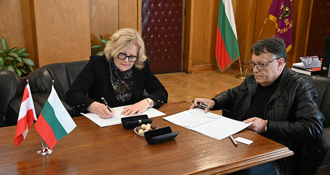 Sofia University Rector, Austrian Ambassador Sign Agreement Regulating Austrian Library Dr. Wolfgang Kraus' Status