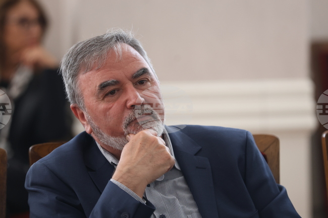 Към момента няма място за паника по отношение на заболеваемостта от грип в България, каза доц. Ангел Кунчев