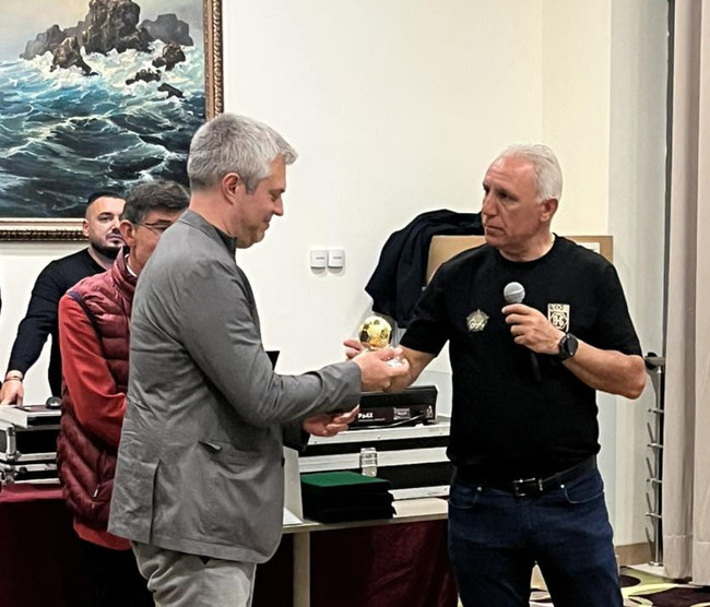 Христо Стоичков и Горан Пандев дариха екипите си от благотворителния мач за спортната колекция на Община Варна