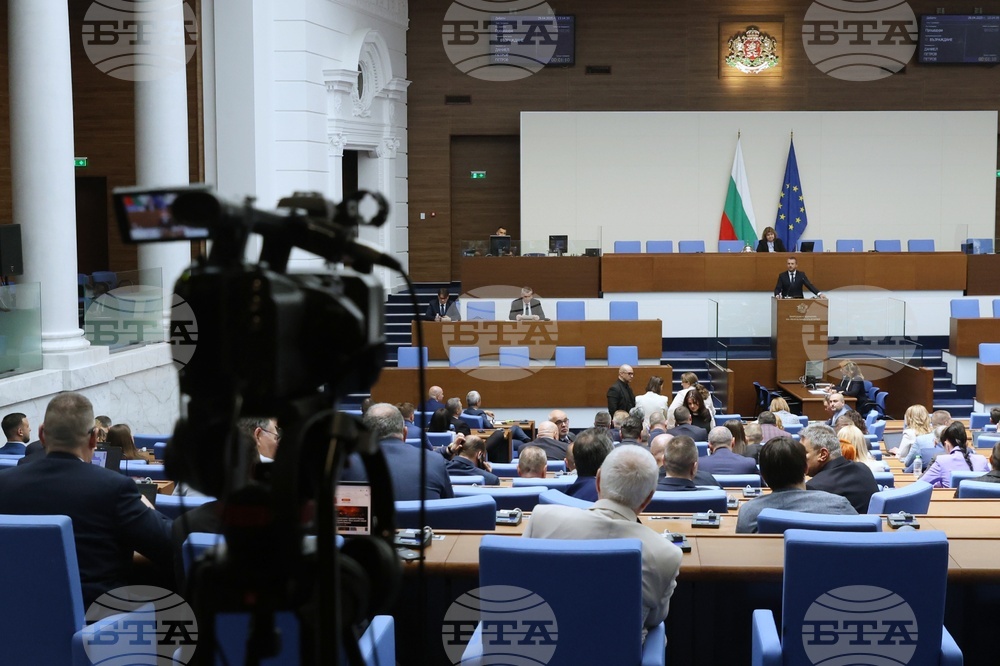Тържествено с химните на България и ЕС започна третата сесия на Народното събрание