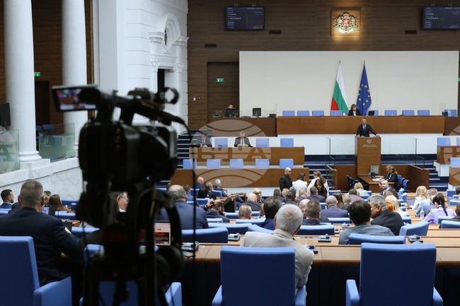 Тържествено с химните на България и ЕС започна третата сесия на Народното събрание 