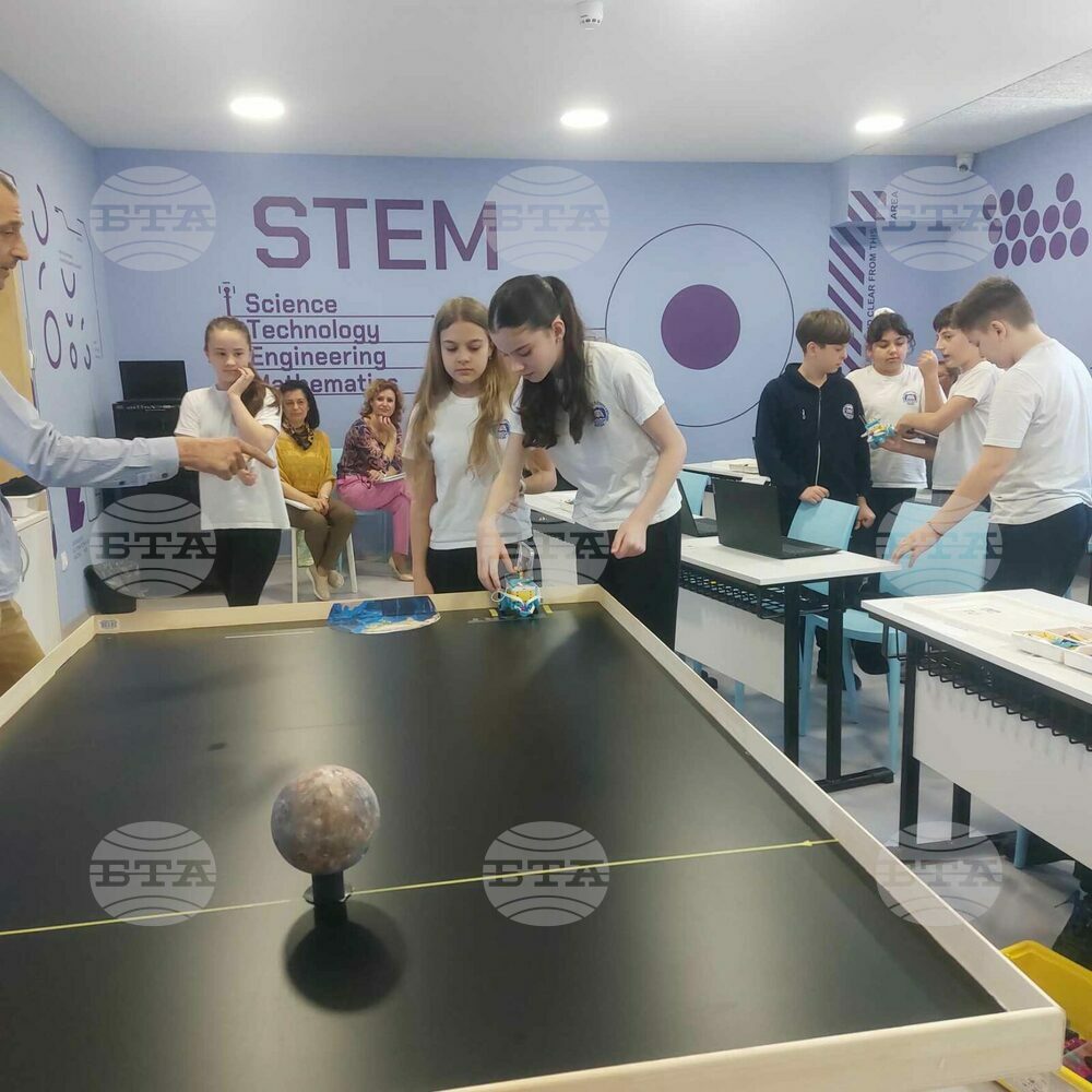 Петокласници участваха в STEM урока "Обратната страна на Луната“