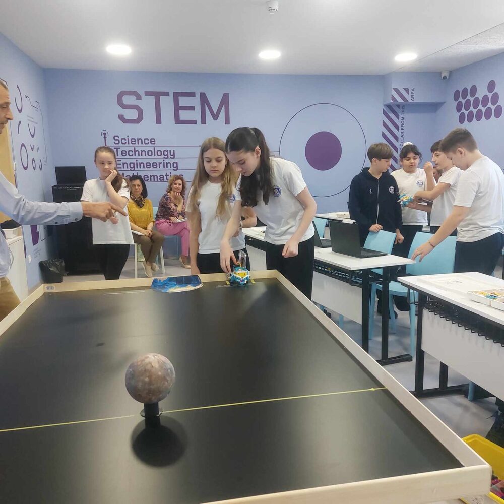 Петокласници участваха в STEM урока "Обратната страна на Луната“