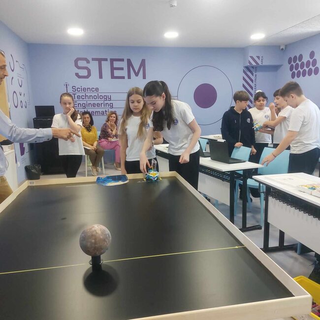 Петокласници участваха в STEM урока "Обратната страна на Луната“ 