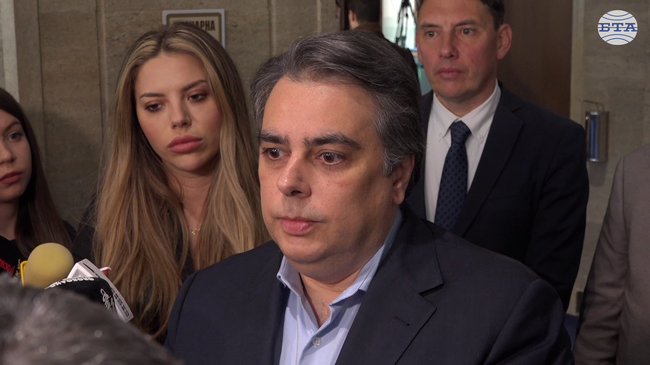 Правителството изтегли 4 милиарда евро дълг при доста добри условия, коментира бившият финансов министър Асен Василев