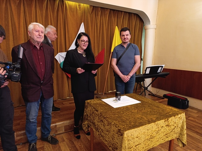 Община Шумен: Кметът проф. Христо Христов поздрави шуменските деца, чиито рисунки са отпечатани върху пощенски марки