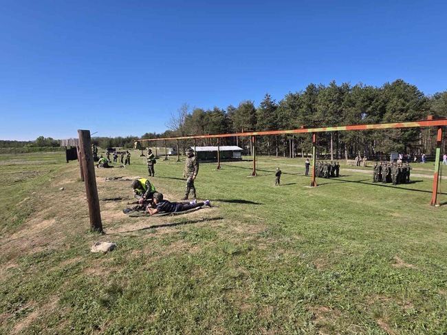 Ученици от Казанлък и Габрово участваха в обучение на военния полигон в Казанлък