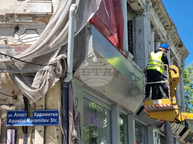 Започна разчистването на фасадата на знакова сграда в центъра на Бургас