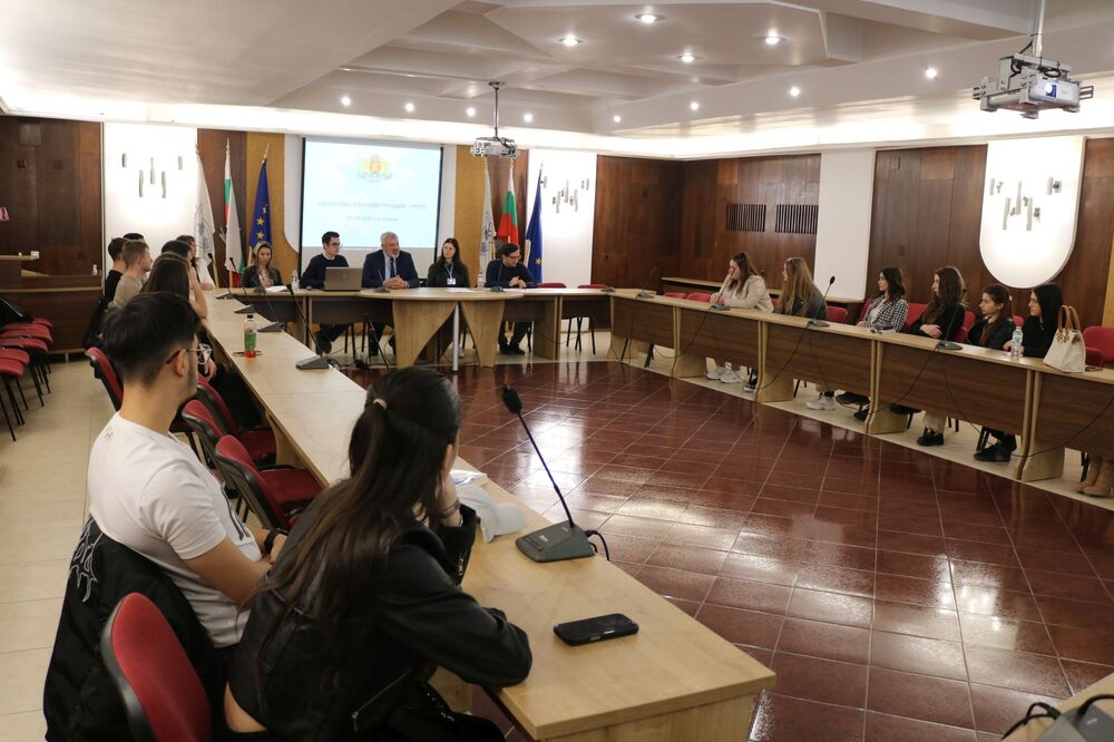 Областна администрация Русе: Ролята на държавния протокол и разнообразни казуси от административното право обсъдиха бъдещи юристи от Русенския университет с експерти от Областната управа в крайдунавския град 