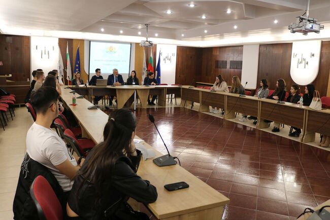 Областна администрация Русе: Ролята на държавния протокол и разнообразни казуси от административното право обсъдиха бъдещи юристи от Русенския университет с експерти от Областната управа в крайдунавския град 