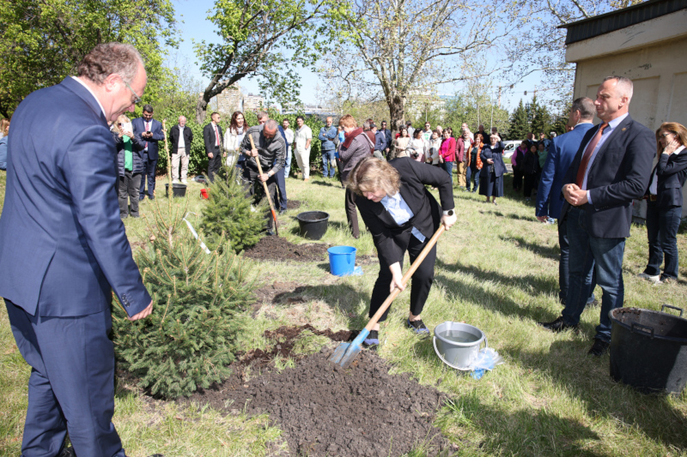 Academy of Sciences Hosts Tree-planting Event on Chernobyl Disaster Anniversary
