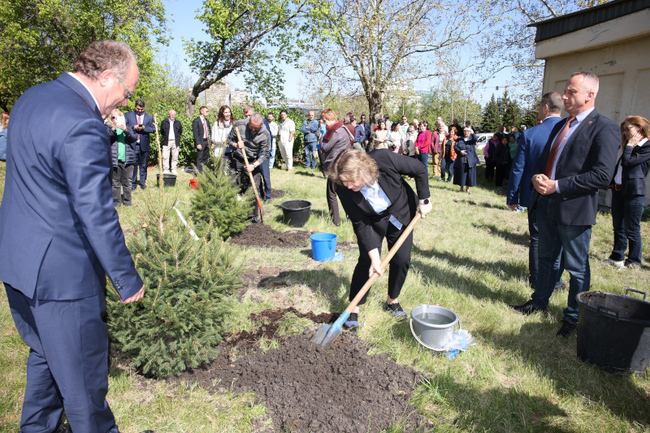 Academy of Sciences Hosts Tree-planting Event on Chernobyl Disaster Anniversary