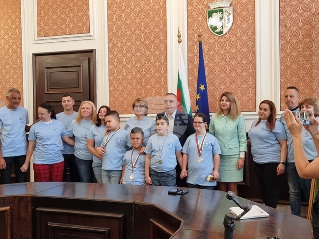 Кметът на Сливен се срещна с деца със специални потребности, спечелили медали от турнир по адаптирано плуване