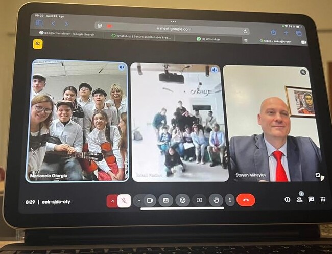Съвместен онлайн час между ученици от българско и аржентинско училище бе организиран по повод Международния ден на книгата