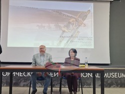 Представяне на книгата „С воля и отдаденост“ в НВИМ. На снимката: Проф. дин Тодор Петров и доц. д-р Соня Пенкова. Снимка: Ваня Сухарова/БТА