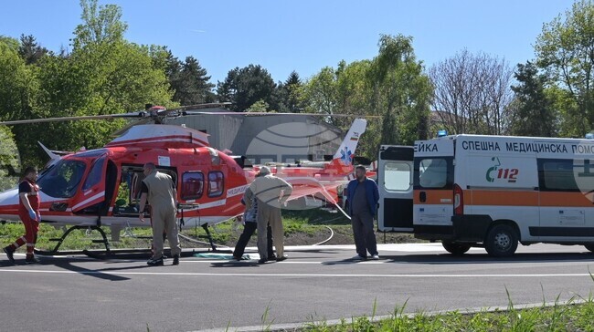 Медицински хеликоптер кацна в двора на шуменската болница, за да откара пациентка до лечебно заведение в София 