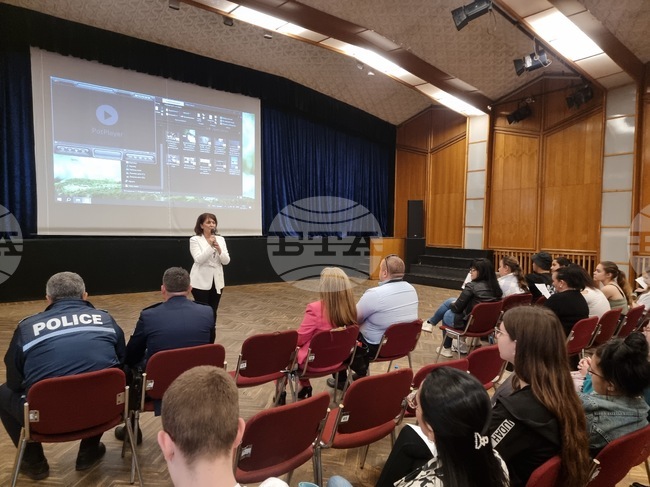 Зрелостници от Пазарджишка област се включиха в открити уроци по пътна безопасност в навечерието на абитуриентските балове