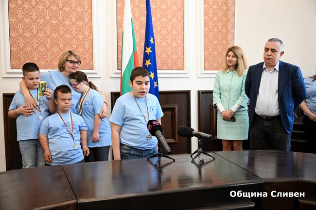 Община Сливен: Емоционална среща в Община Сливен с деца със специални потребности и успехи в плуването