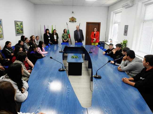 Открит урок в Областната управа проведоха седмокласници от Търговище 