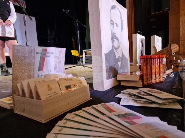 С факелно шествие и патриотична викторина пернишкото училище „Св. Иван Рилски“ отбелязаха 149-ата годишнина от Априлската епопея