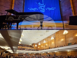 Сцената и публиката в зала „;България“, в очакване на Брайън Адамс, снимка – Даниел Димитров/БТА