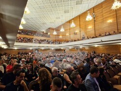 Сцената и публиката в зала „;България“, в очакване на Брайън Адамс, снимка – Даниел Димитров/БТА