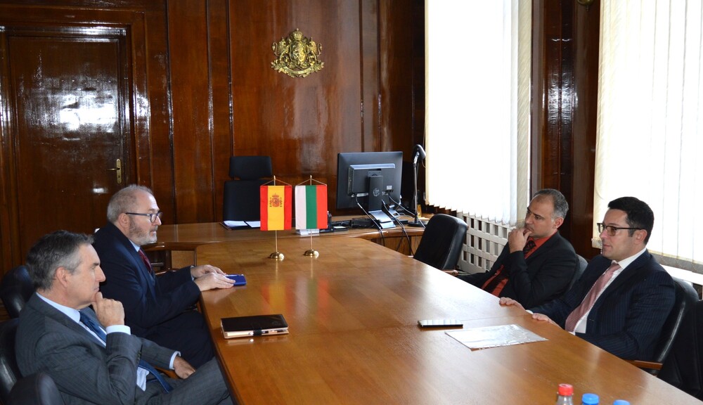 Министерство на иновациите и растежа: Министър Пулев и посланикът на Испания у нас обсъдиха провеждането на бизнес и инвестиционен форум в Барселона 