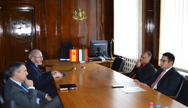 Министерство на иновациите и растежа: Министър Пулев и посланикът на Испания у нас обсъдиха провеждането на бизнес и инвестиционен форум в Барселона 