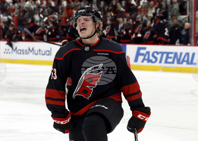 Джаксън Блейк подписа нов осемгодишен договор с Каролина Хърикейнс