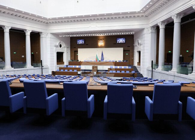 Джевдет Чакъров подаде оставка като председател на ДПС и напусна парламентарната група "Демокрация, права и свободи - ДПС", която вече е с нов председател - Хайри Садъков