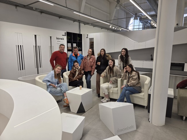 Седем студенти от Лесотехническия университет посетиха словенска фирма за интериор