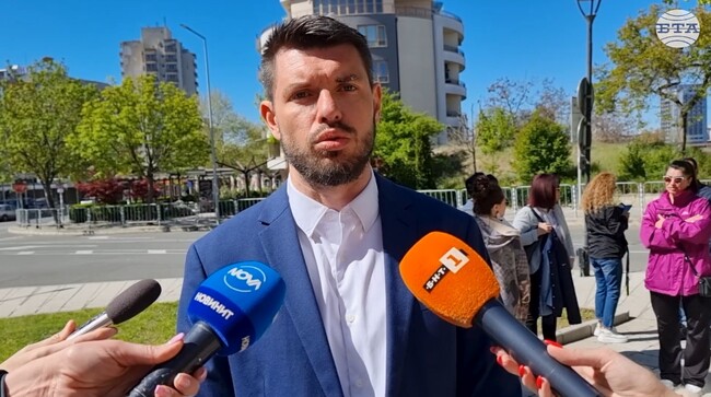 С протест на художници пред сградата на Общинския съвет в Несебър започна сесията на съветниците