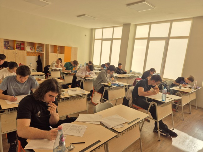 Близо 120 ученици решаваха сложни физични казуси в олимпиада на МОН