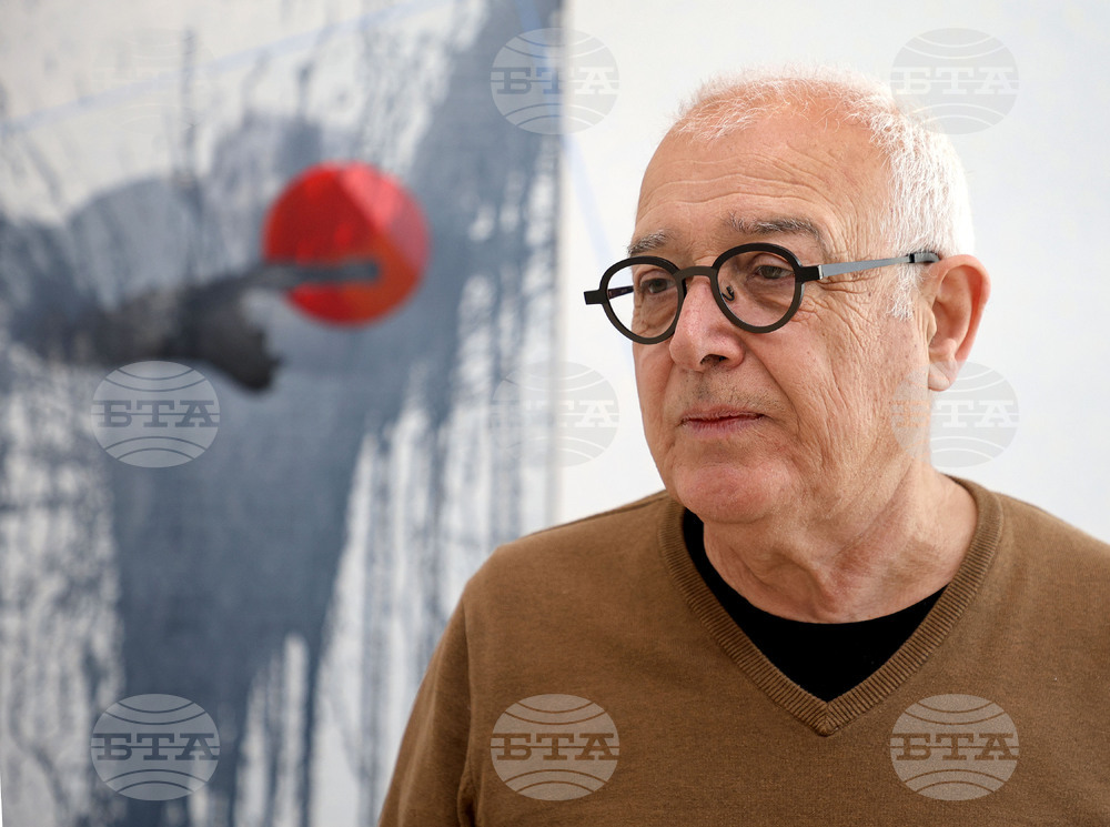 Местата и състоянията, усвоени през детството на село, са основната тема в картините ми, каза пред БТА Милко Божков