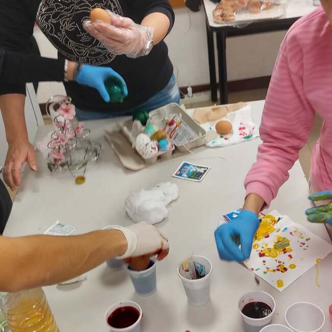 Възпитаници на училище „АзБуки“ в Италия боядисваха великденски яйца 