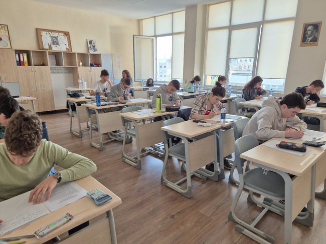 Общо 119 гимназисти участваха във финалния кръг на Националната олимпиада по физика на Министерството на образованието и науката