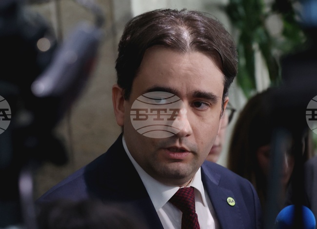 Управляващите прикриват информацията за разкрития контрабанден канал, каза Божидар Божанов