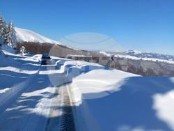 Снимка: Пресцентър АПИ - Започна разчистването на Троянския проход. На места преспите достигат 1,5 м