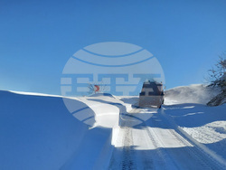 Снимка: Пресцентър АПИ - Започна разчистването на Троянския проход. На места преспите достигат 1,5 м