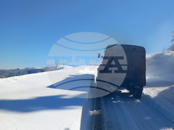 Снимка: Пресцентър АПИ - Започна разчистването на Троянския проход. На места преспите достигат 1,5 м