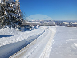 Снимка: Пресцентър АПИ - Започна разчистването на Троянския проход. На места преспите достигат 1,5 м