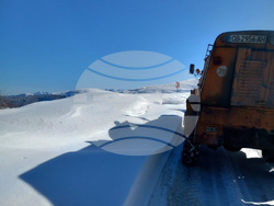 Снимка: Пресцентър АПИ - Започна разчистването на Троянския проход. На места преспите достигат 1,5 м